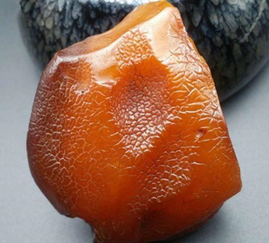 带皮的蜜蜡原石怎么辨别真假   简单的方法